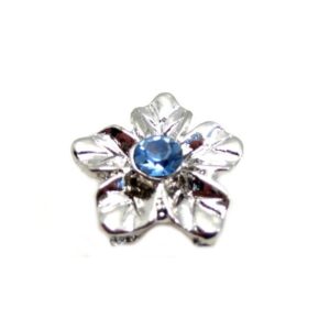 Sølvfarvet blomst med blå sten